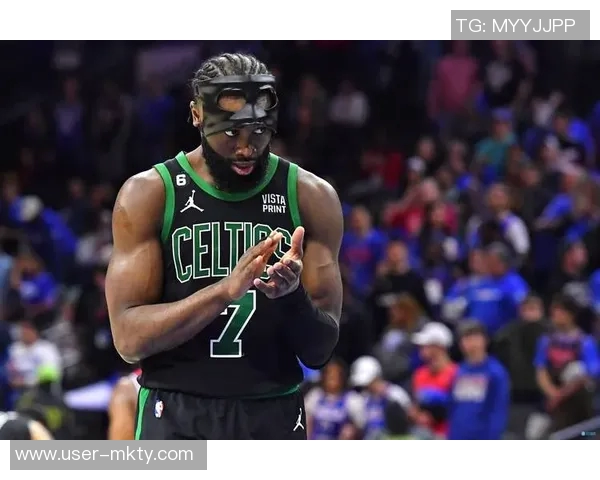 杰伦布朗弧顶三分精准回应个人得分已突破30分展现强大实力