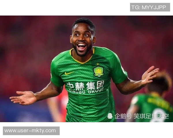 国安德籍经理马永明出席中国金球奖颁奖典礼并在签名墙上书写马字展现独特风采